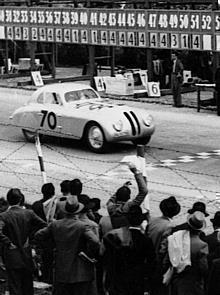 Das BMW 328 Touring Coupé überquert die Ziellinie - Mille Miglia 1940.